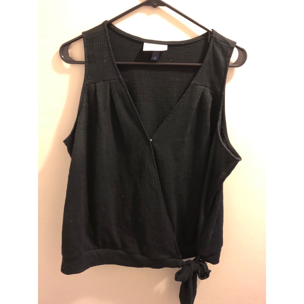 Universal threads black wrap top with tie